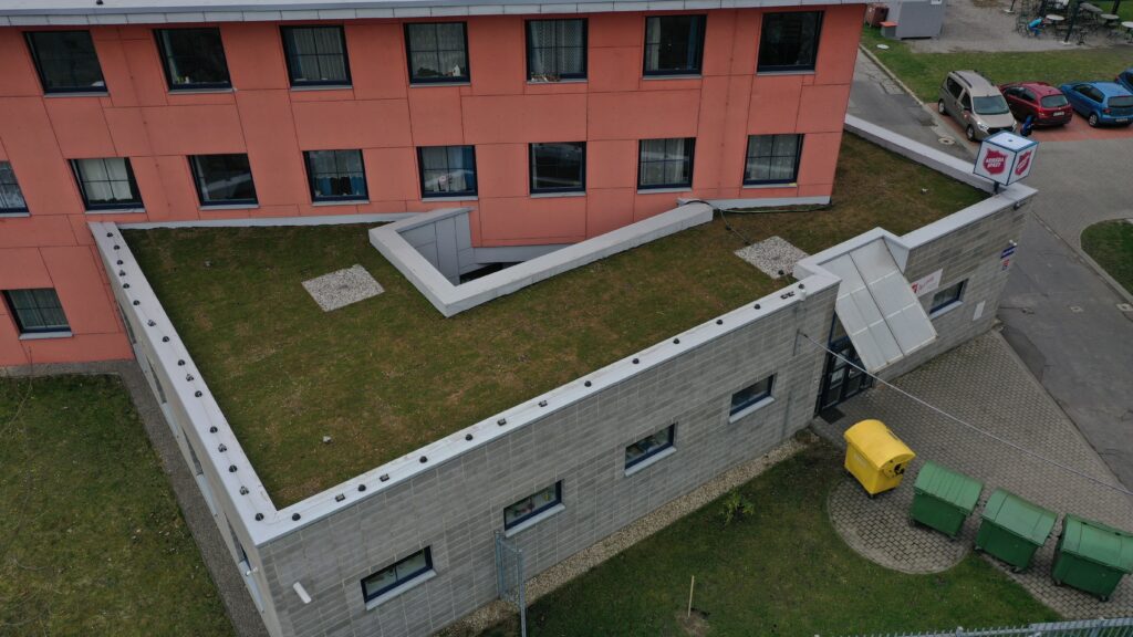 Oprava hydroizolace střech a zložení extenzivní zelené střechy Azylový dům